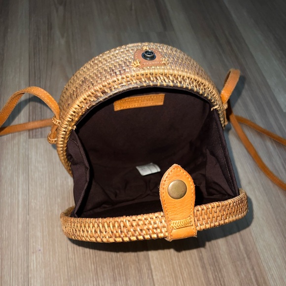 Street Level Round Wicker Seashell Crossbody Straw Bag - Picture 11 of 11